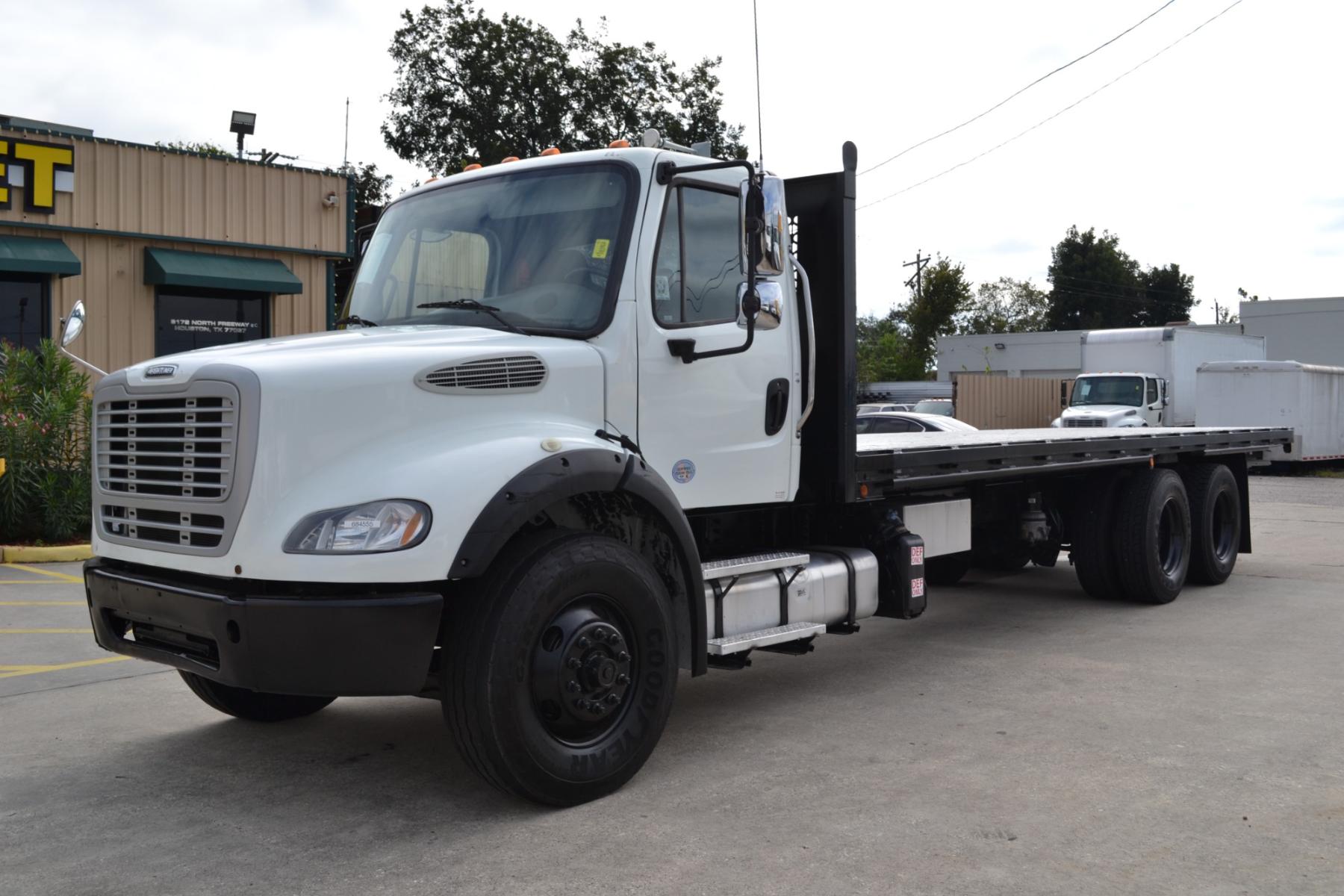 2018 WHITE /BLACK FREIGHTLINER M2-112 with an CUMMINS L9 8.9L 370HP engine, EATON FULLER 10SPD MANUAL transmission, located at 9172 North Fwy, Houston, TX, 77037, (713) 910-6868, 29.887470, -95.411903 - TANDEM AXLE, 56,000LB GVWR , 26FT FLATBED , 96" WIDE, AIR RIDE, RATIO: 3.55 , WB: 270" , DUAL 60 GALLON FUEL TANKS, POWER WINDOWS, LOCKS, & MIRRORS, DIFFERENTIAL LOCK - Photo #0